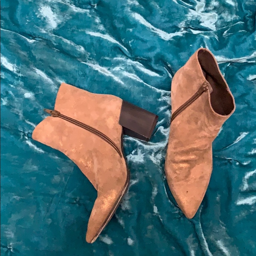 Beautiful Colico suede pointy toed bootie